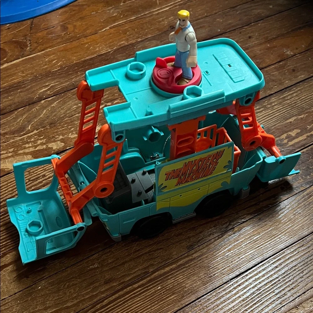 Scooby-Doo Mystery Machine Toy Van with Figure - Teal and Red